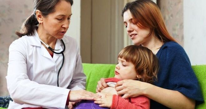 doctors examine children who have worms